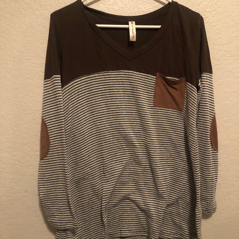 Super cute long sleeve pattern tee!